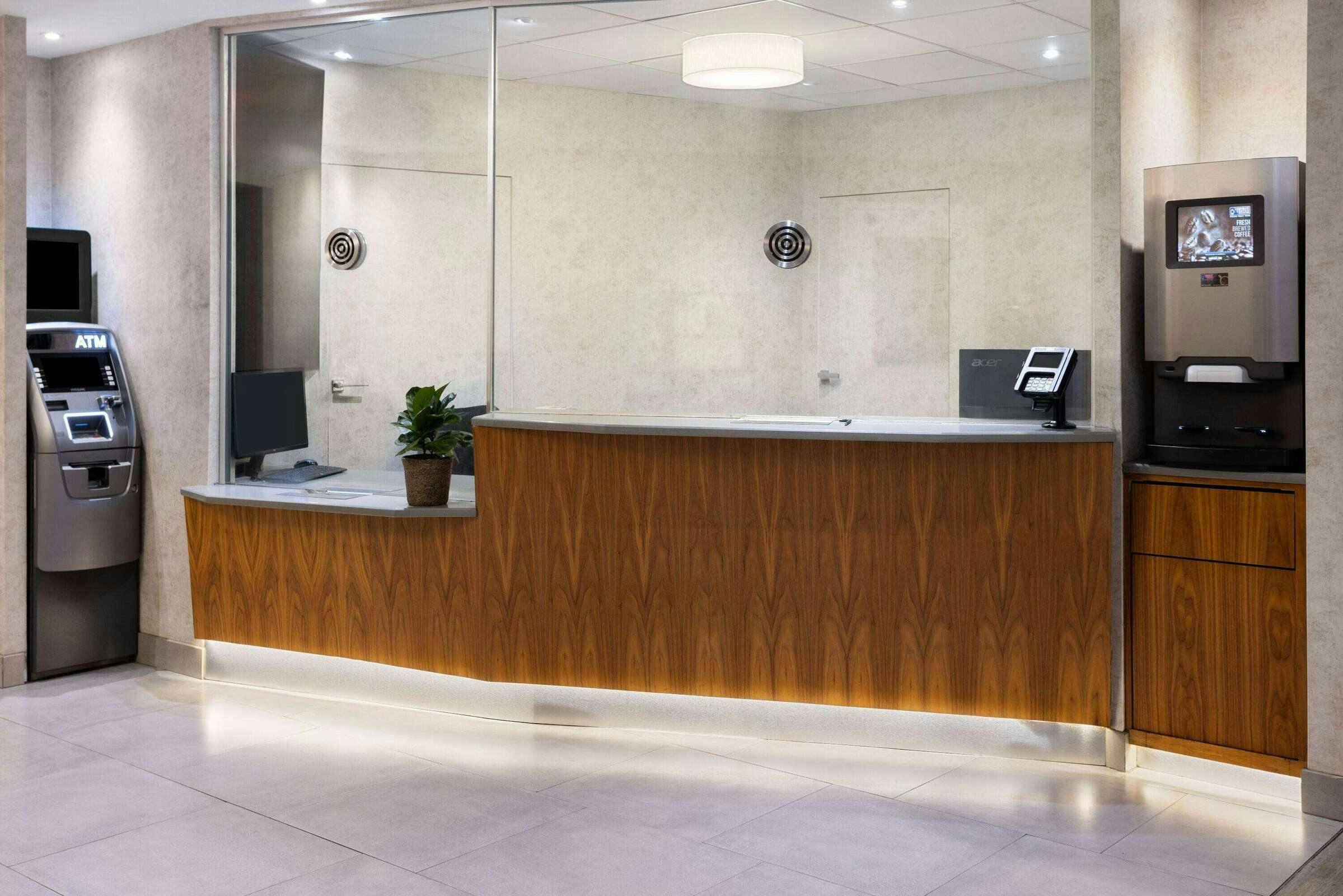 Hotel Ramada Bronx photo 2