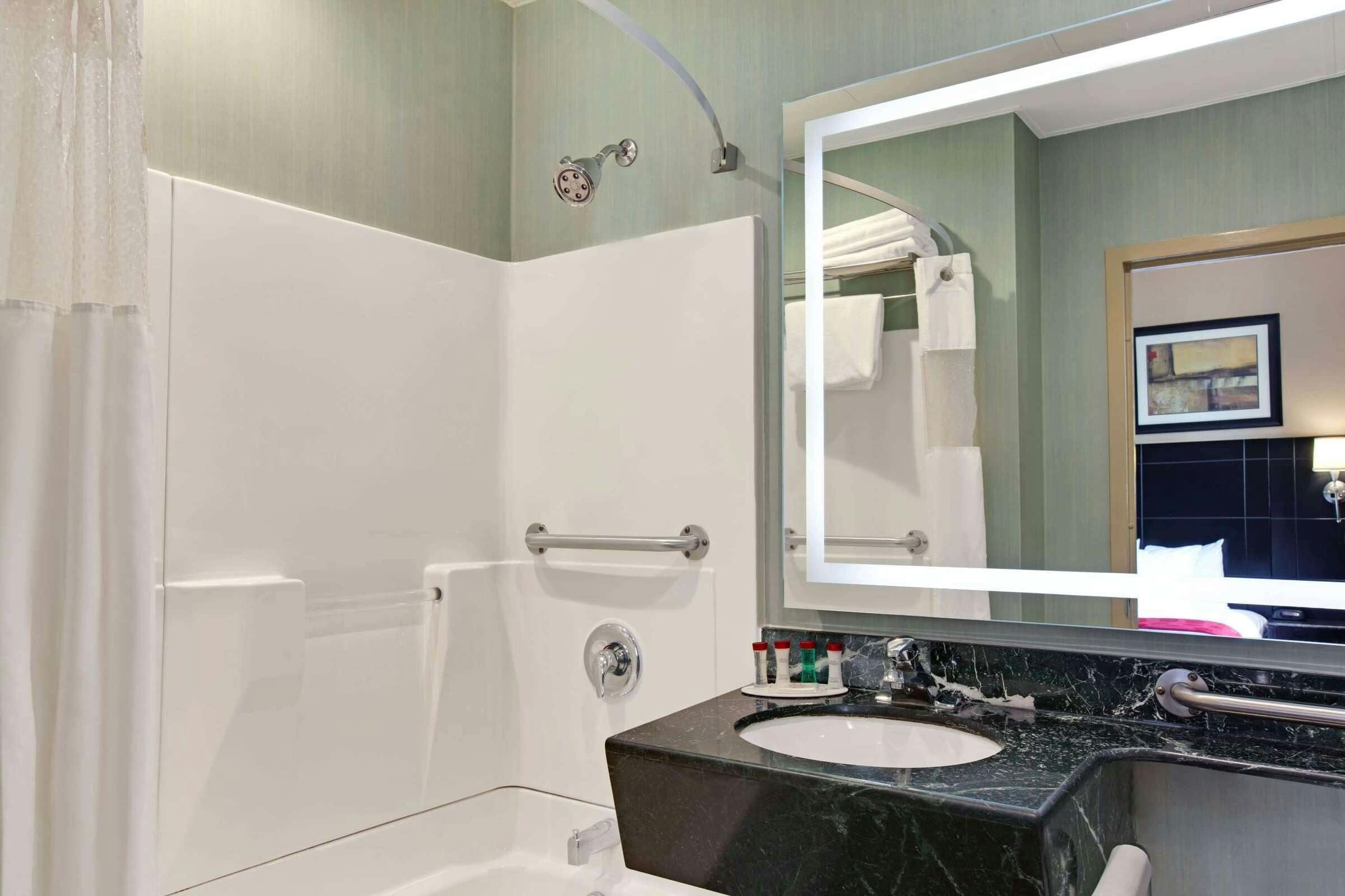 Hotel Ramada Bronx photo 5
