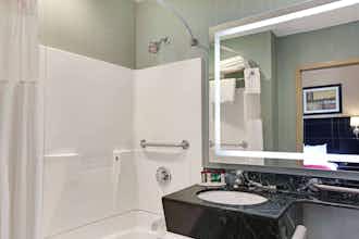 Hotel Ramada Bronx photo 5
