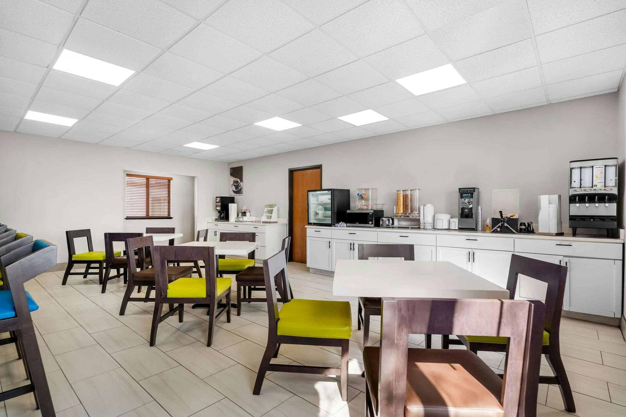 Hotel Red Roof Inn & Suites Tomah photo 5