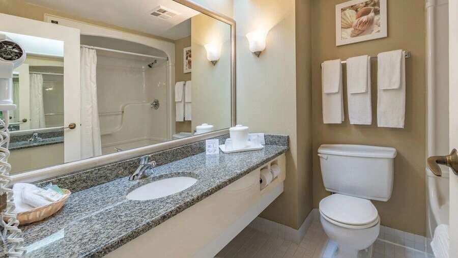 Hotel Hotel WelcomINNS Montreal-Boucherville photo 4