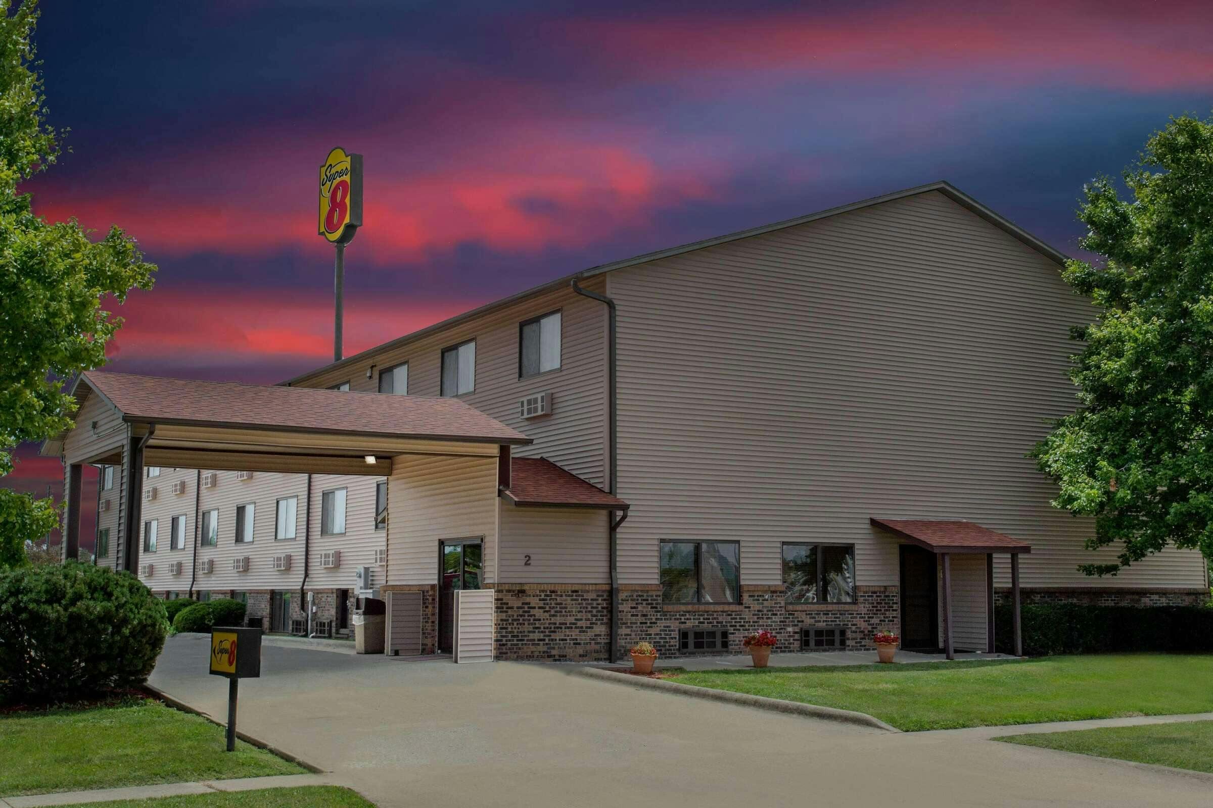 Super 8 Normal IL