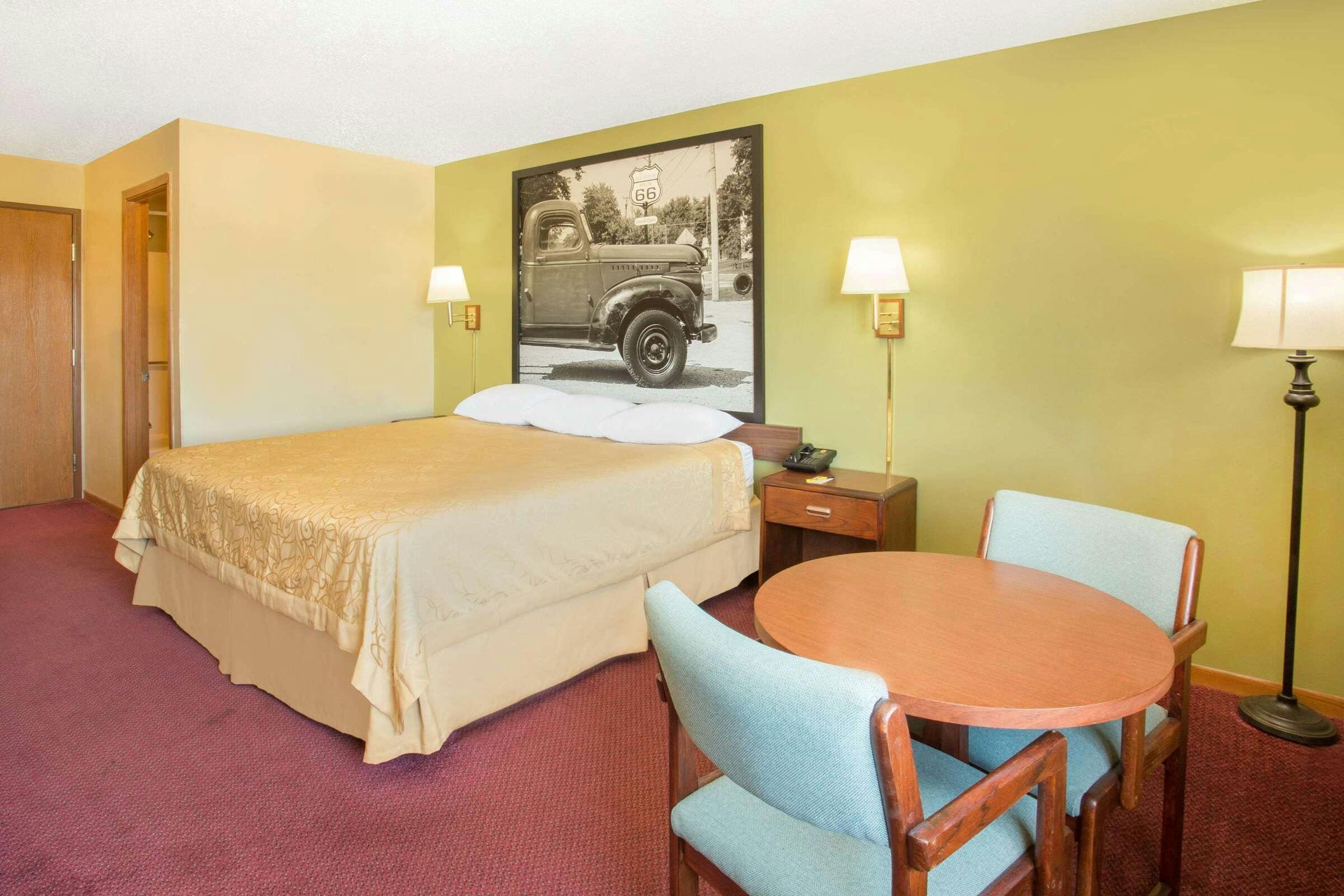Hotel Super 8 Normal IL photo 5