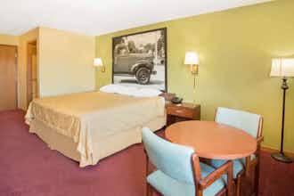 Hotel Super 8 Normal IL photo 5
