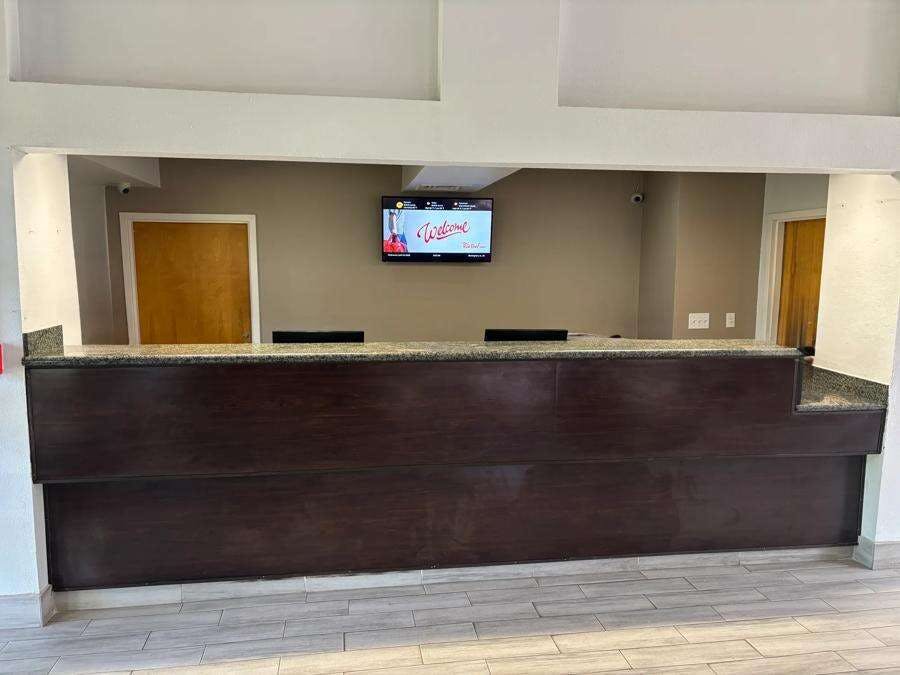 Hotel HomeTowne Studios by Red Roof Birmingham - Highway 280 photo 5