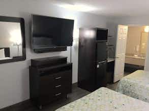 Hotel HomeTowne Studios by Red Roof Birmingham - Highway 280 photo 2