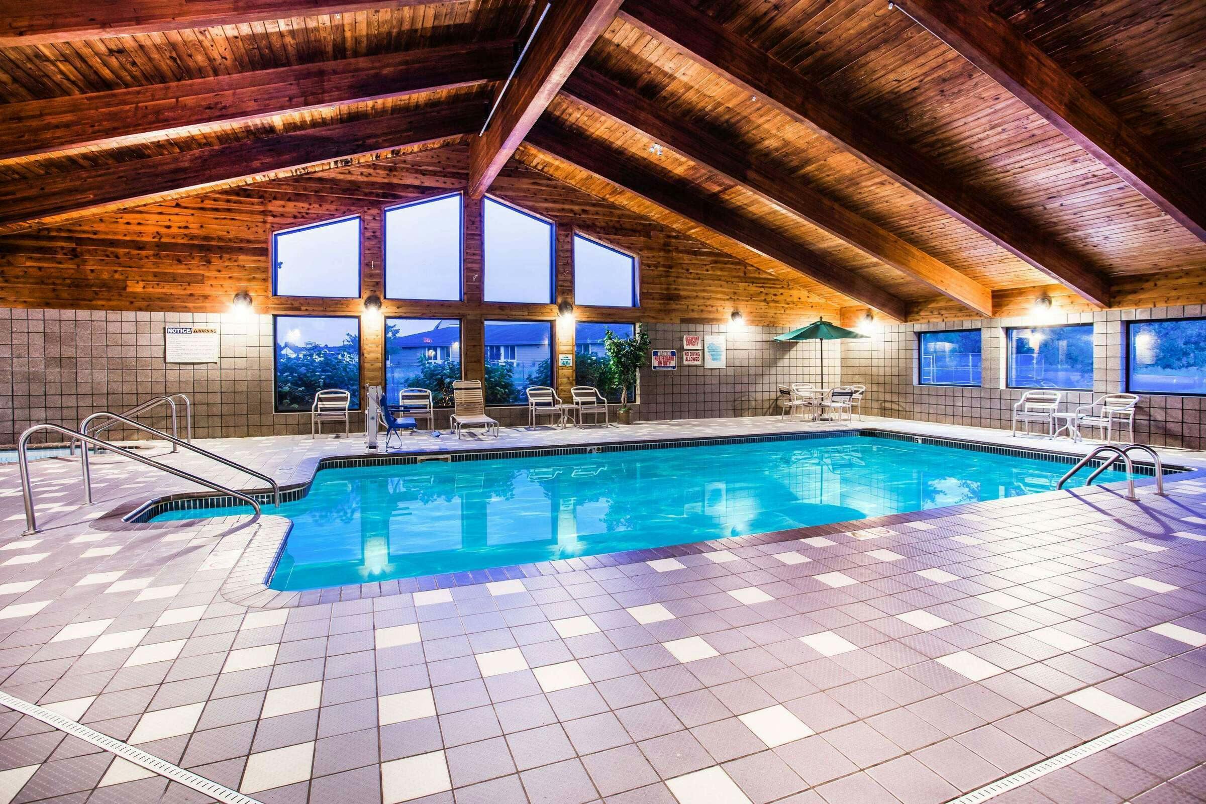 Hotel AmericInn Menomonie photo 4