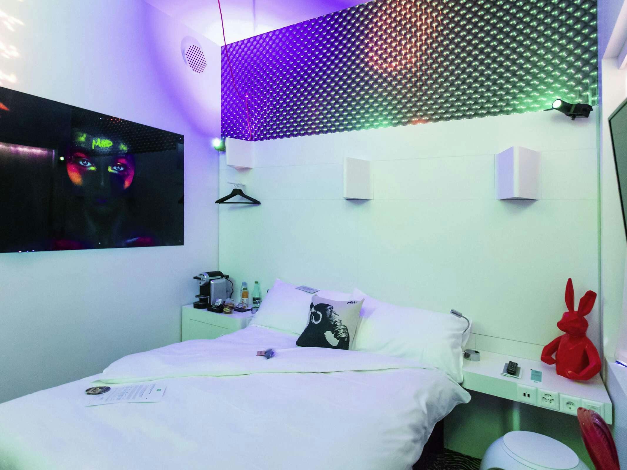 Hotel Ibis Styles Lausanne Center Mad House photo 5
