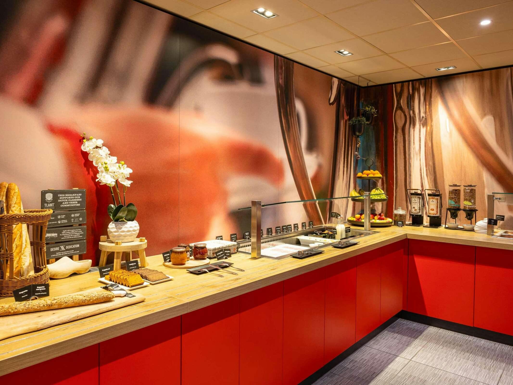 Hotel Ibis Rotterdam City Centre photo 2