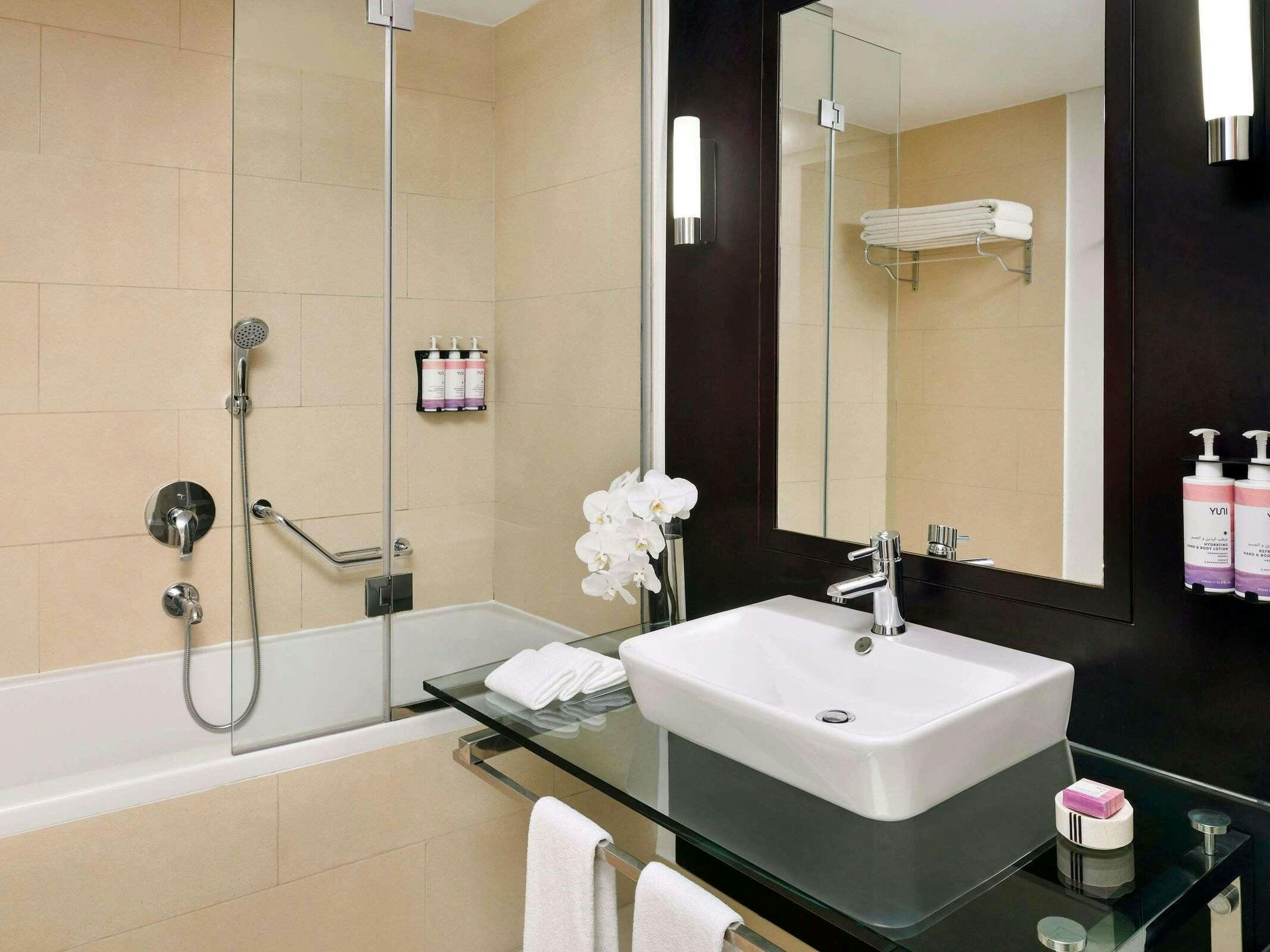 Hotel MOVENPICK JUMEIRAH LAKES TOWER photo 4