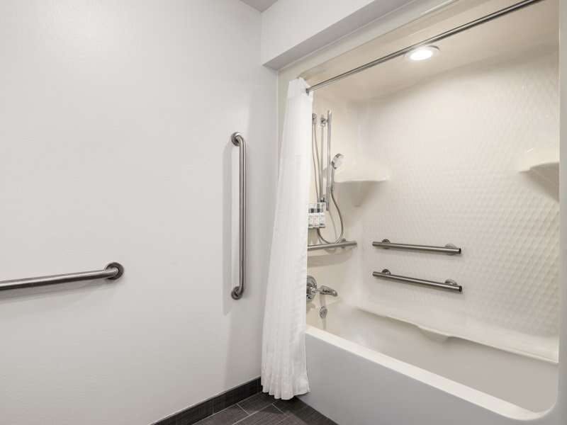 Hotel Garner Hotel Wadsworth By Ihg photo 4