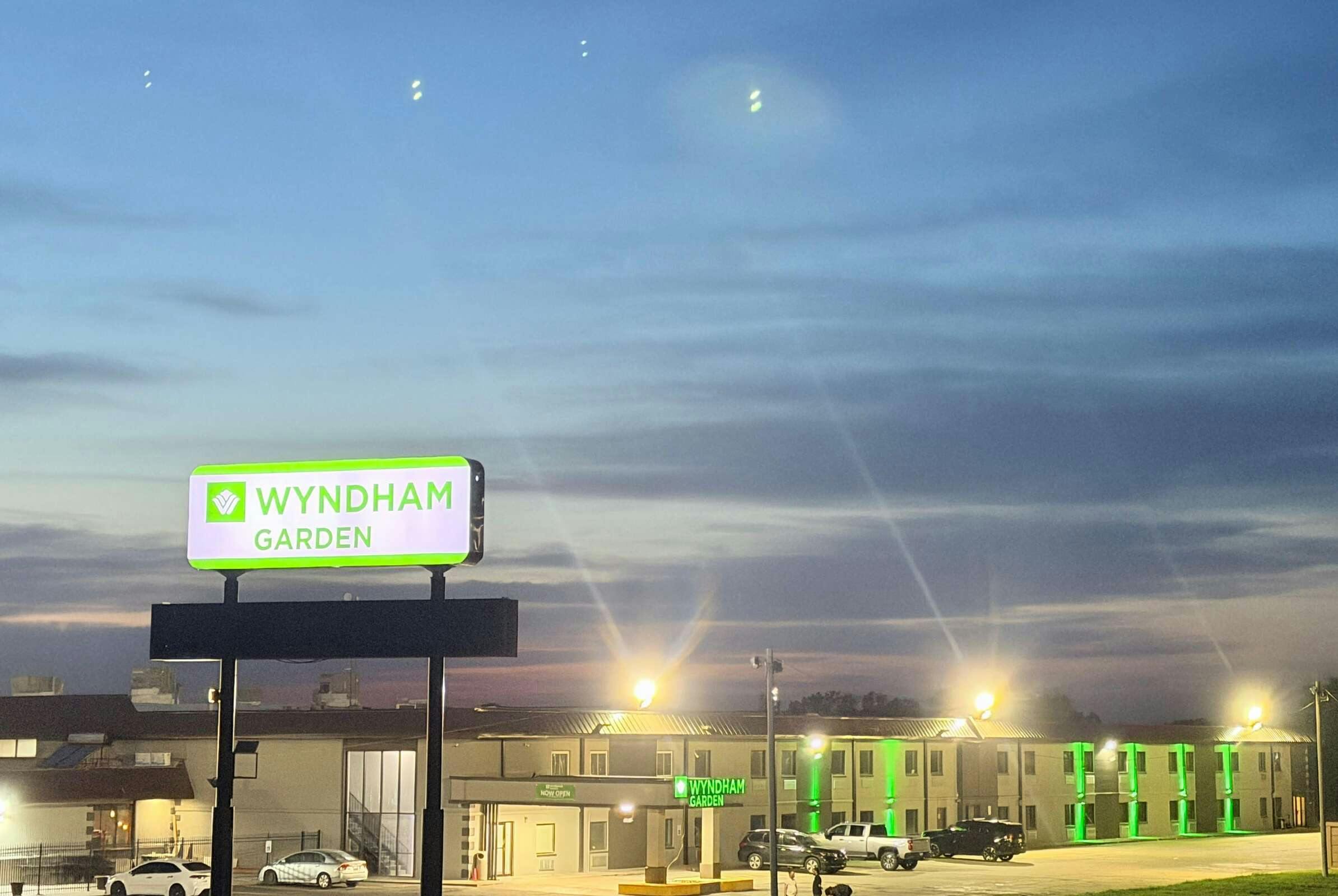 Hotel Wyndham Garden Salina Conf Ctr photo 2