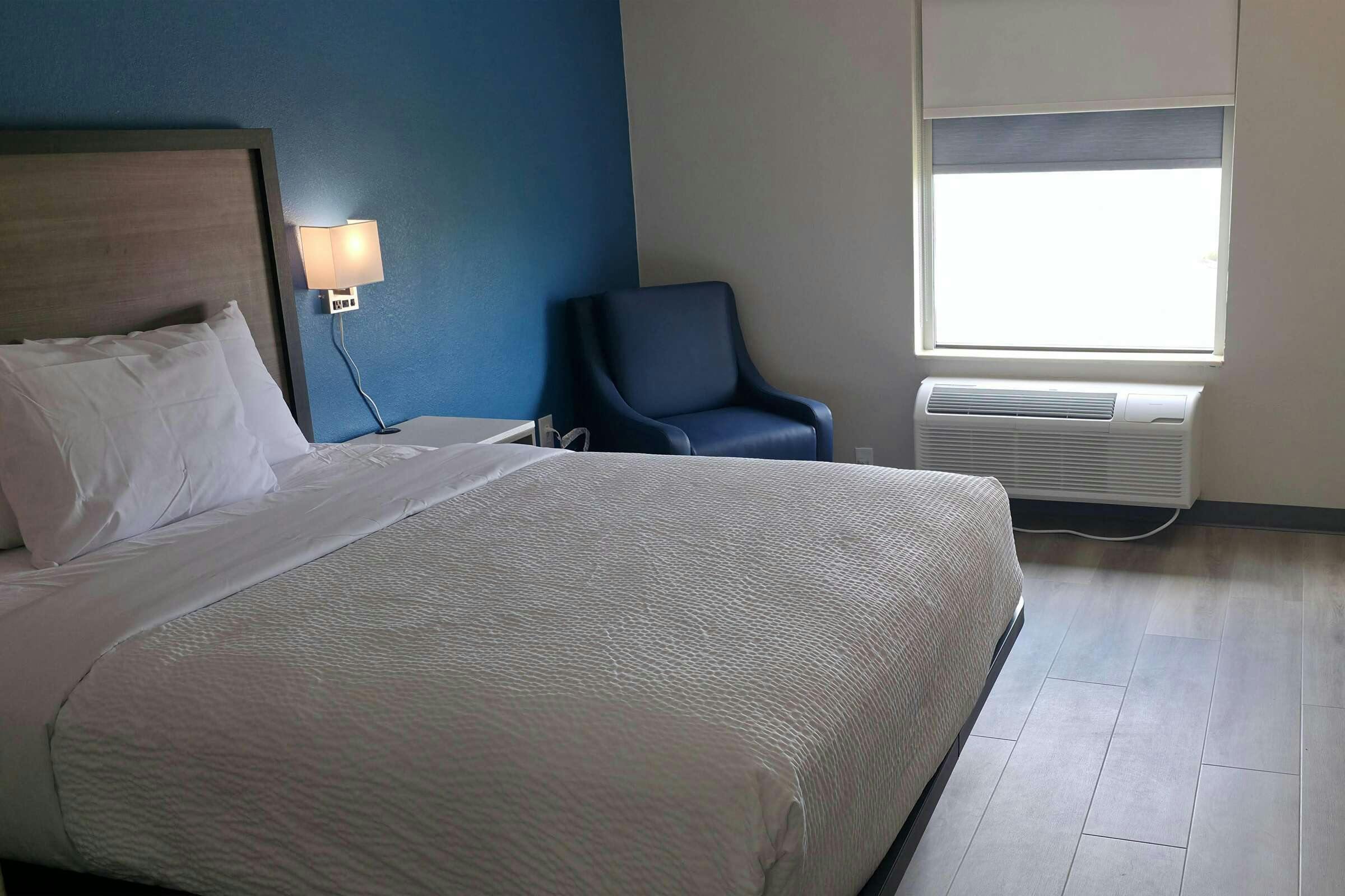 Hotel Baymont Louisville Southwest photo 2
