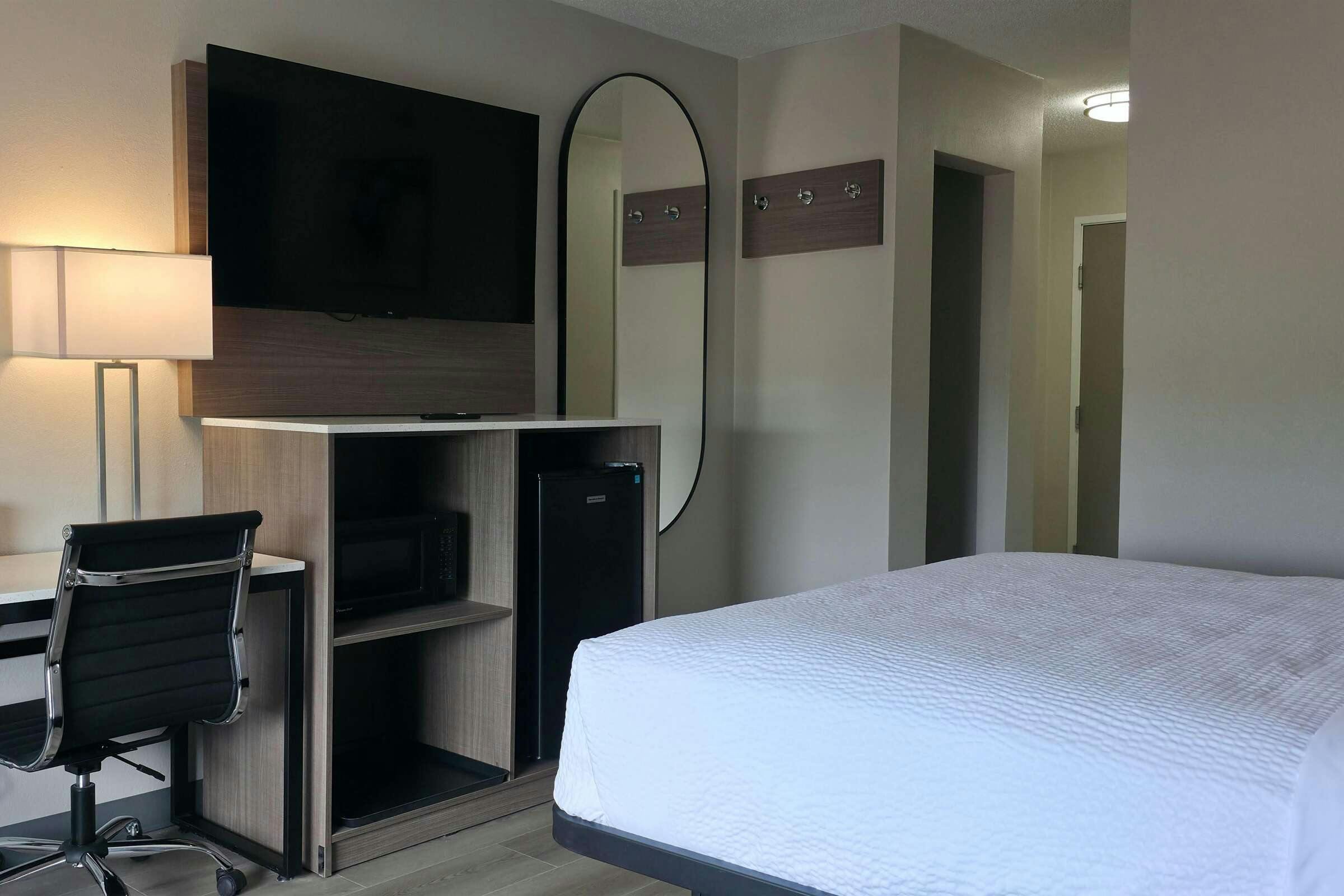Hotel Baymont Louisville Southwest photo 5
