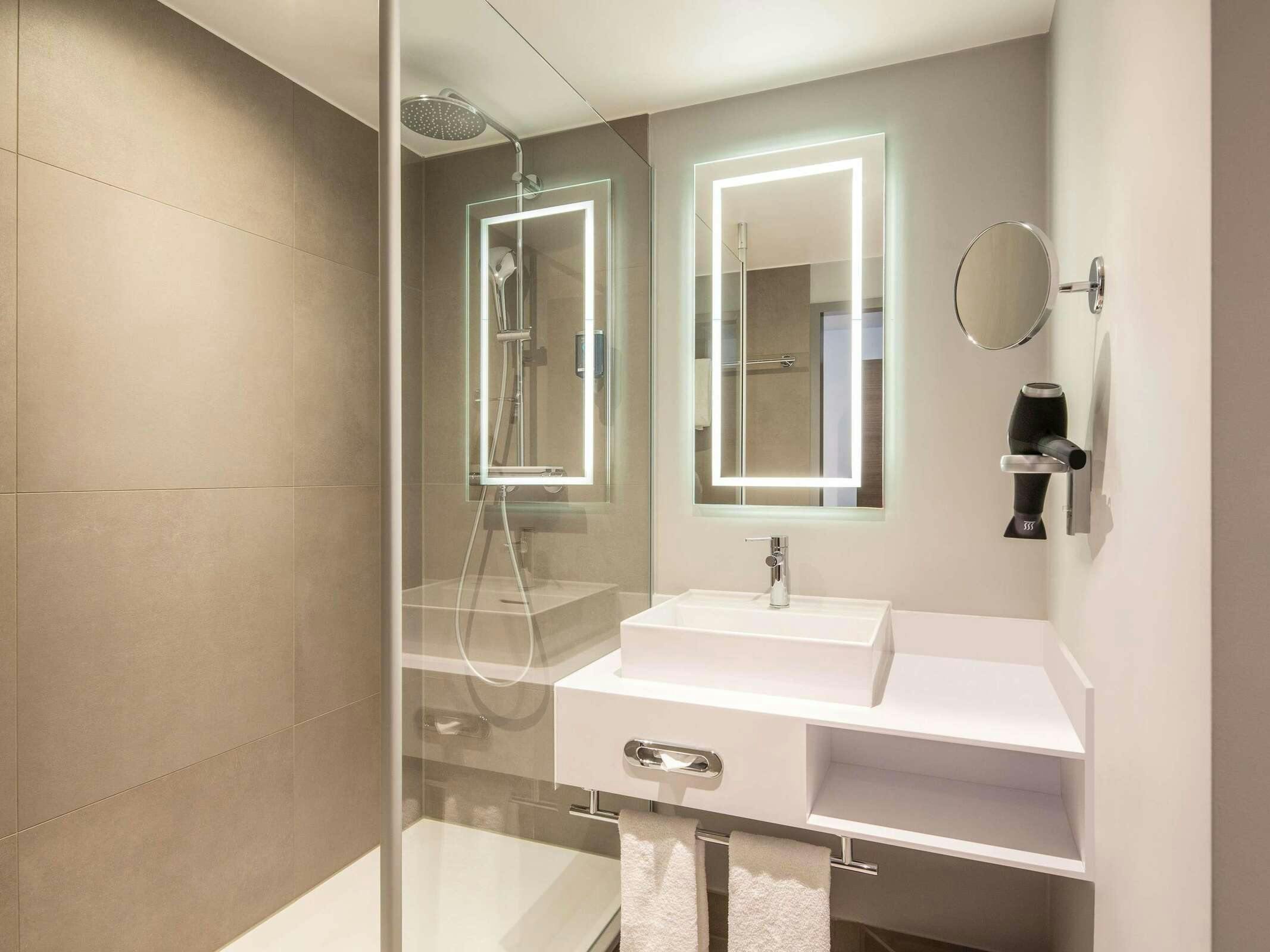 Hotel Novotel Hamburg City Alster photo 3