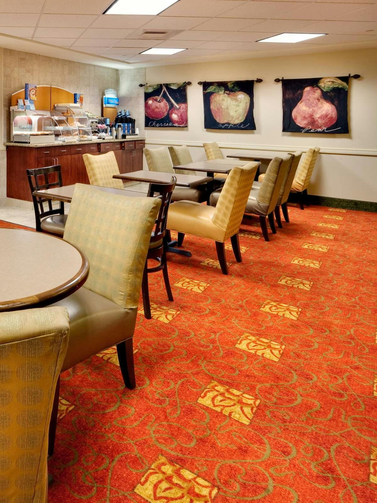 Hotel Holiday Inn Express Hotel & Suites Bradley Airport photo 4
