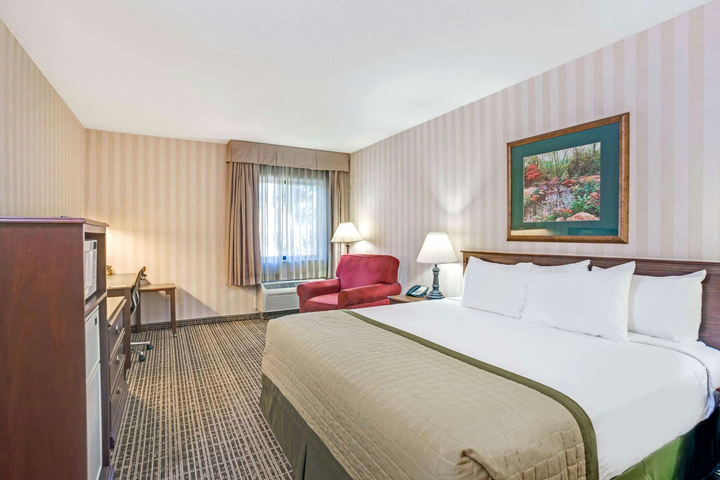 Hotel Baymont Louisville Airport S photo 1