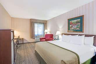 Hotel Baymont Louisville Airport S photo 1