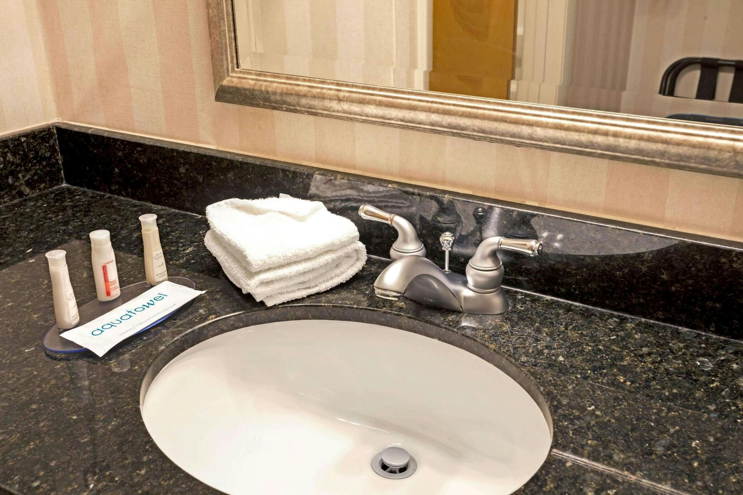 Hotel Baymont Louisville Airport S photo 3