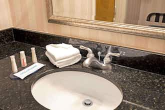Hotel Baymont Louisville Airport S photo 3