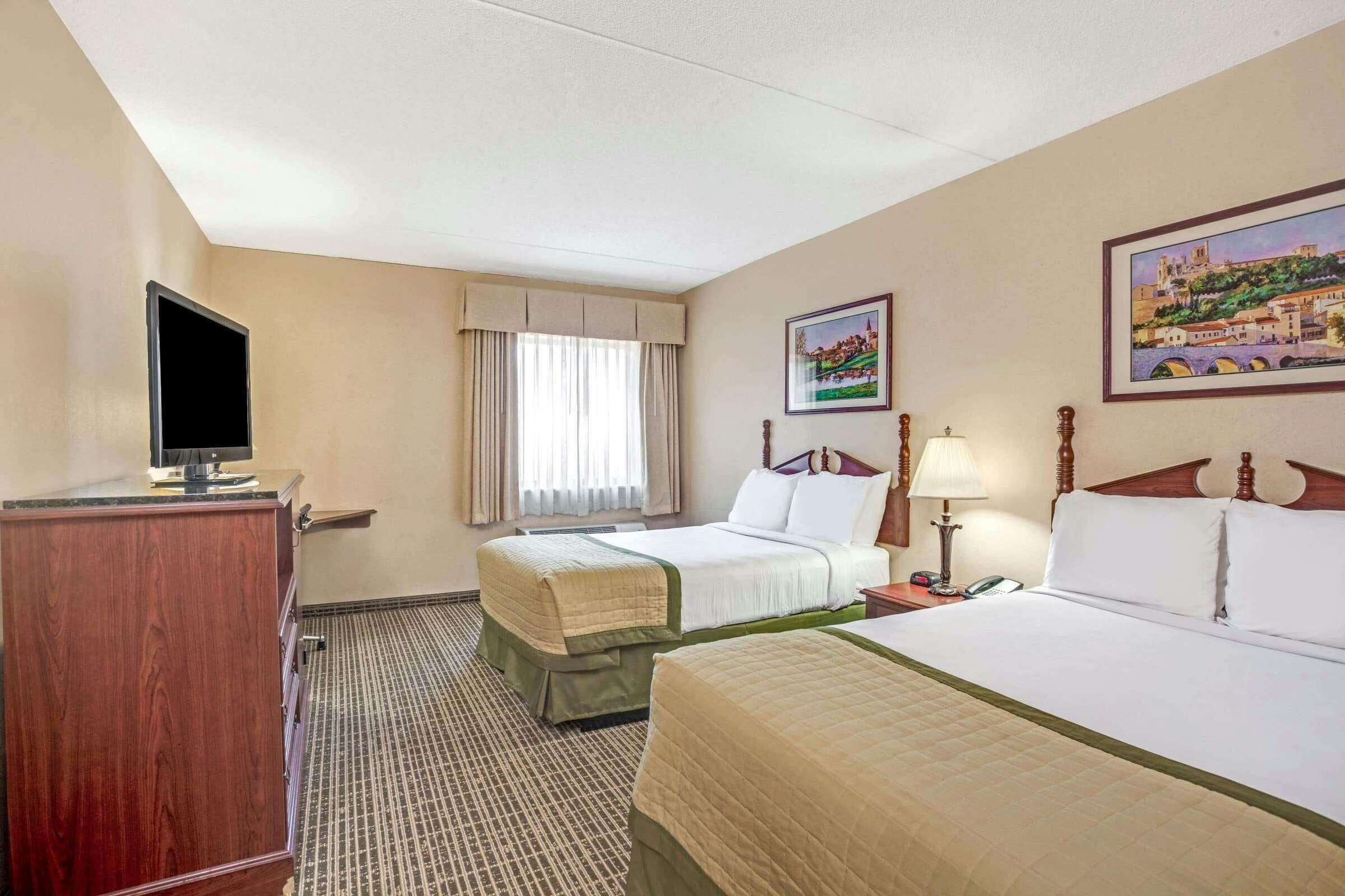 Hotel Baymont Louisville Airport S photo 4