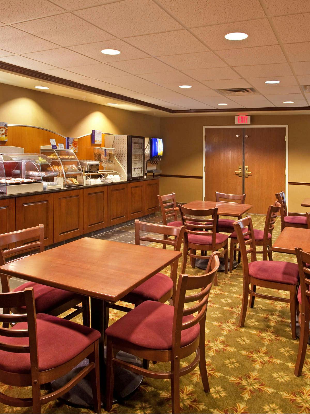 Hotel Holiday Inn Express Logan photo 5