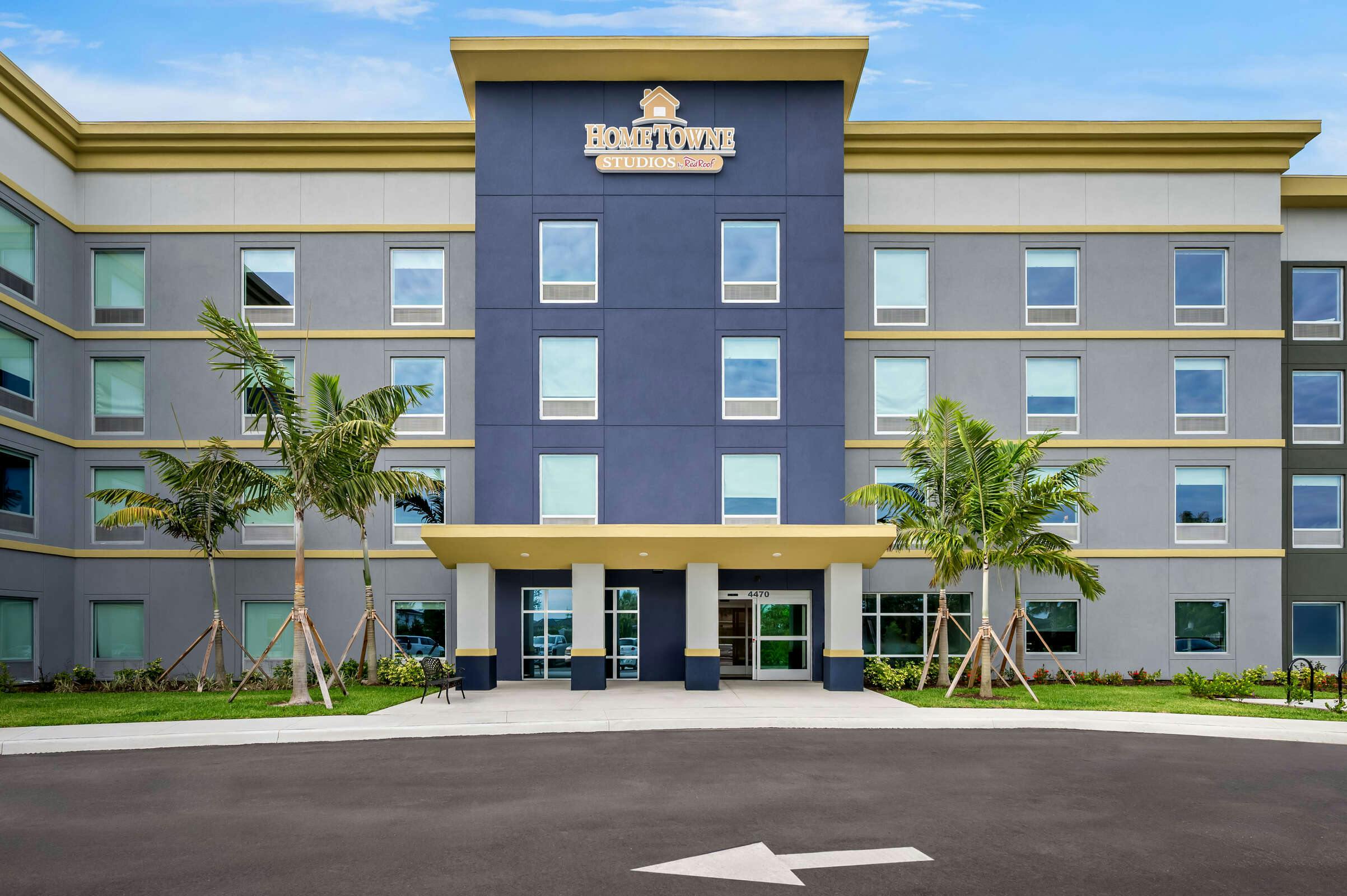 Hotel HomeTowne Studios by Red Roof Fort Myers photo 1