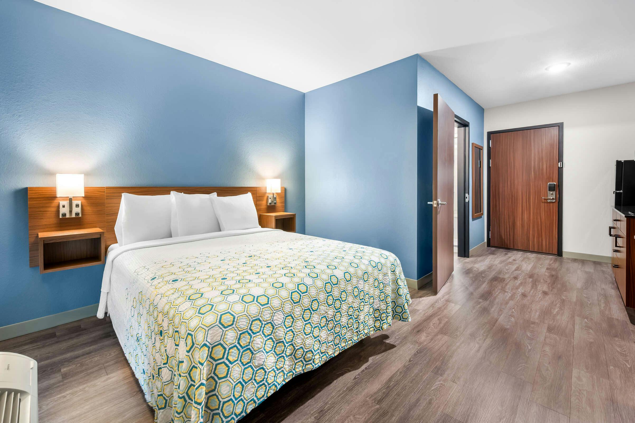 Hotel HomeTowne Studios by Red Roof Fort Myers photo 3