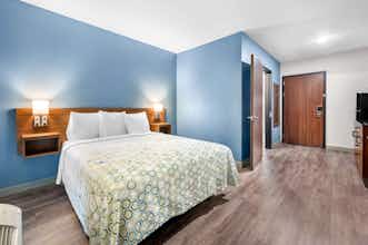 Hotel HomeTowne Studios by Red Roof Fort Myers photo 3