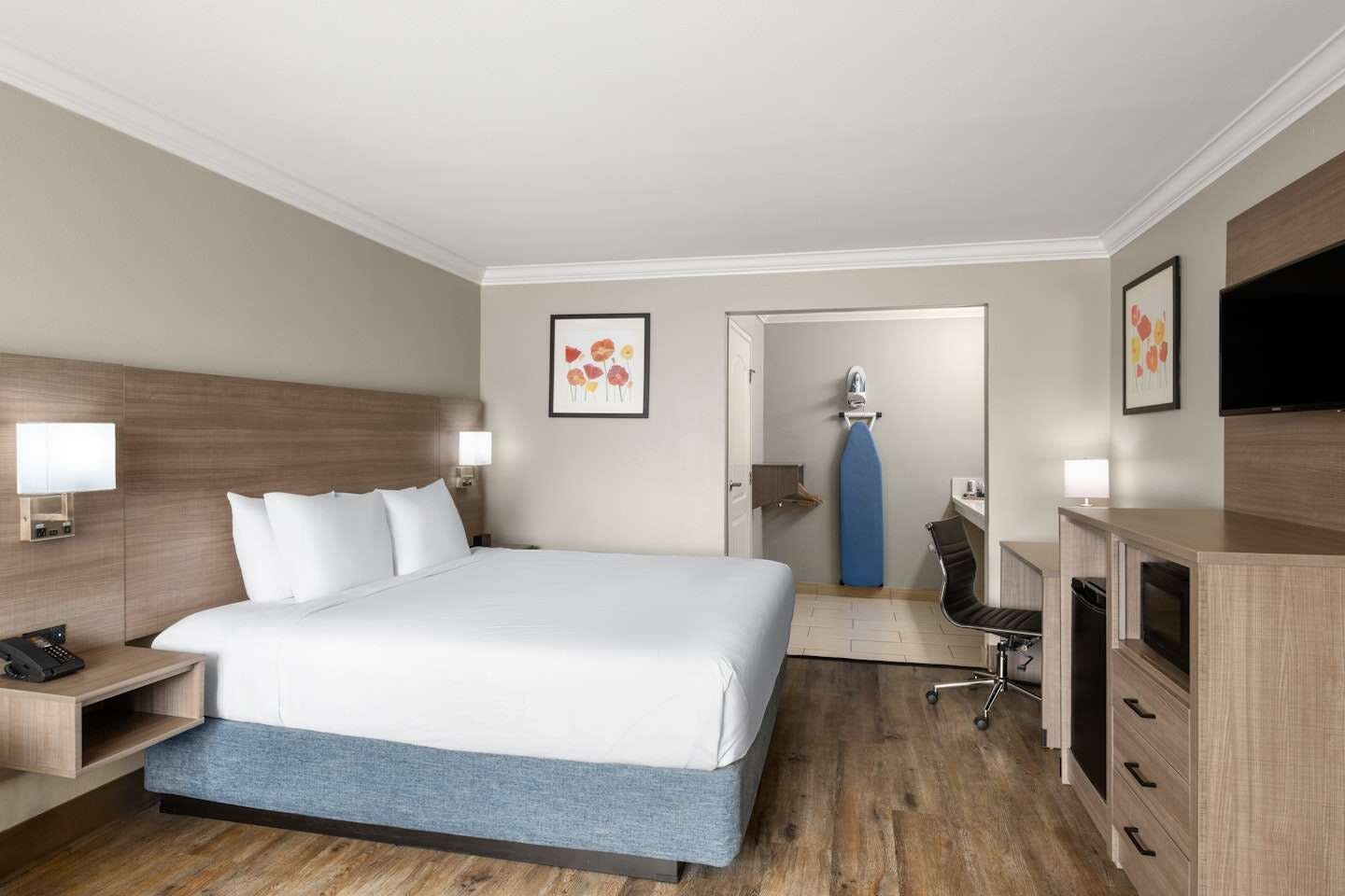 Solara Inn & Suites