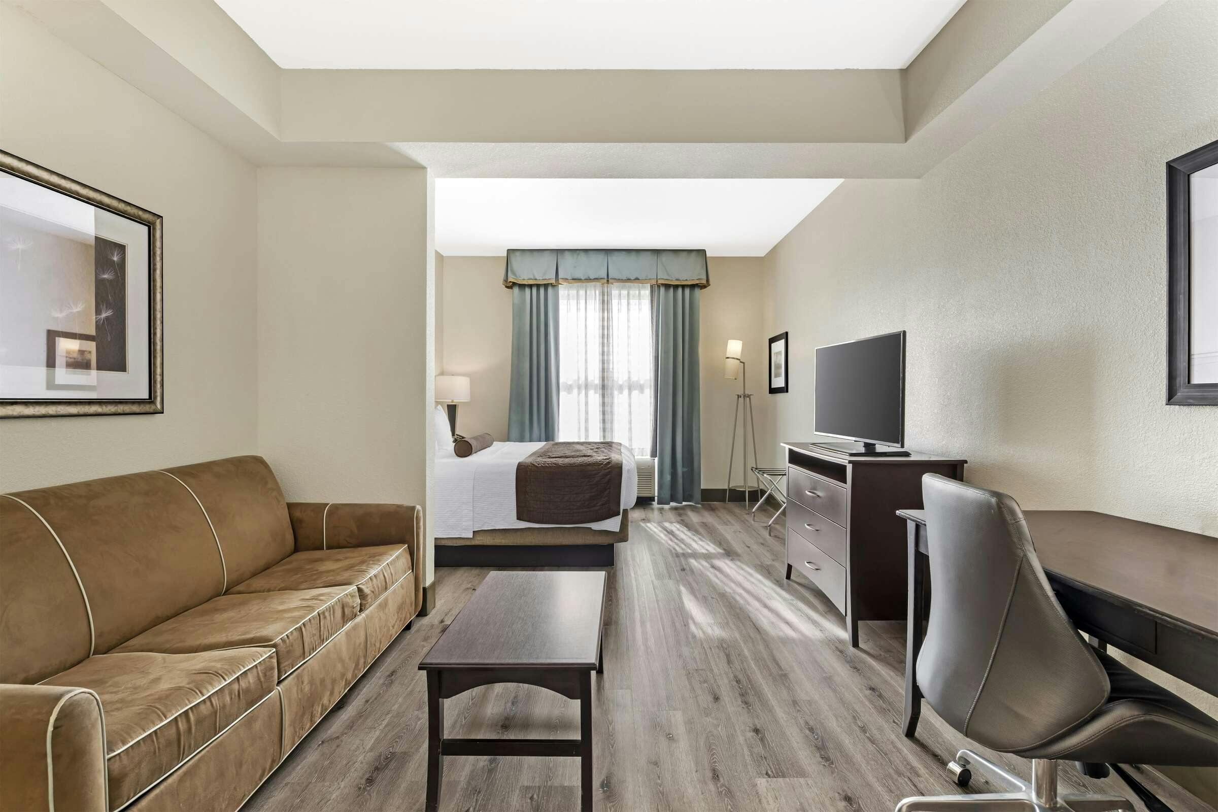 Best Western Plus Chain of Lakes Inn & Suites