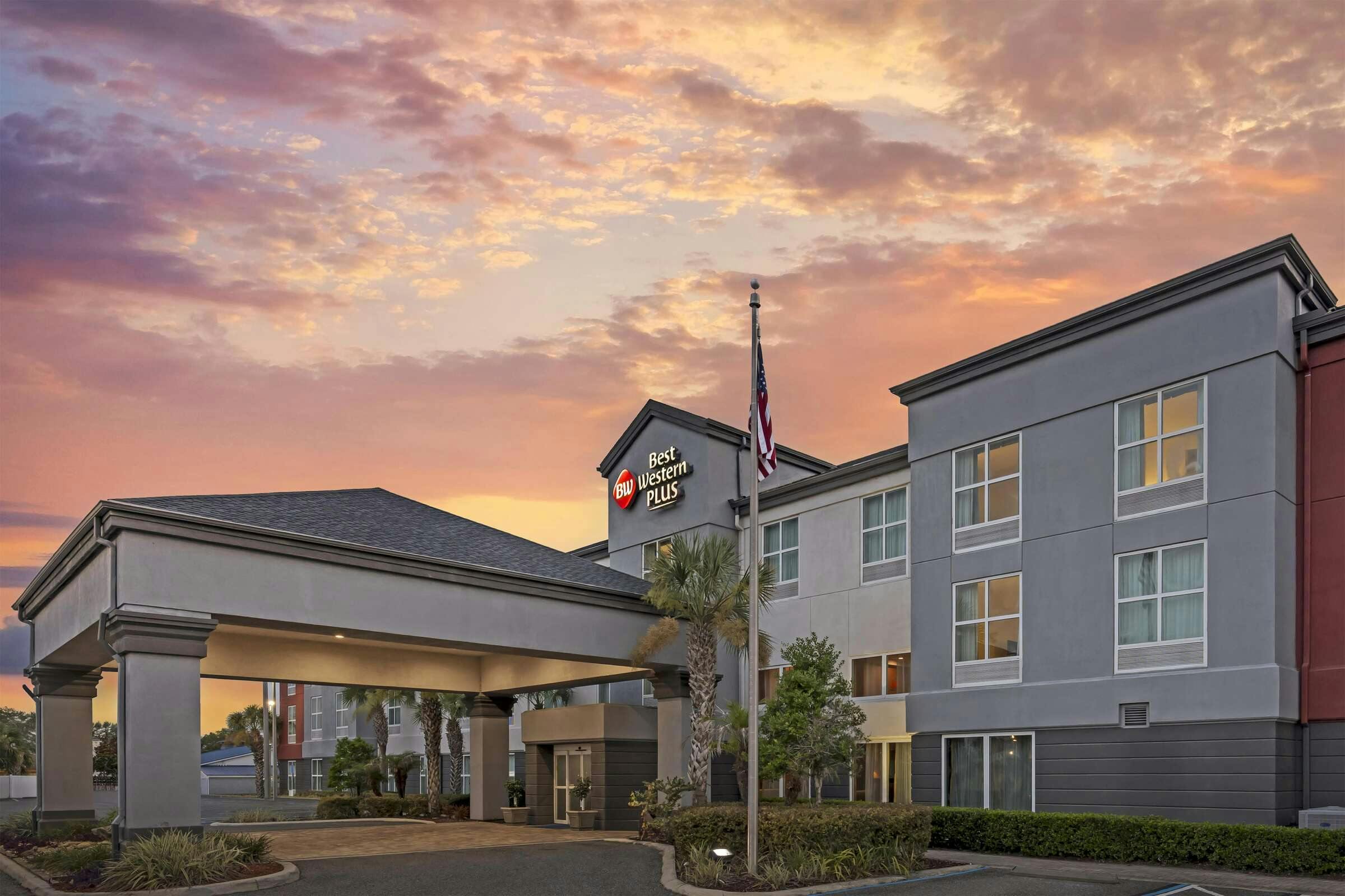 Hotel Best Western Plus Chain of Lakes Inn & Suites photo 1