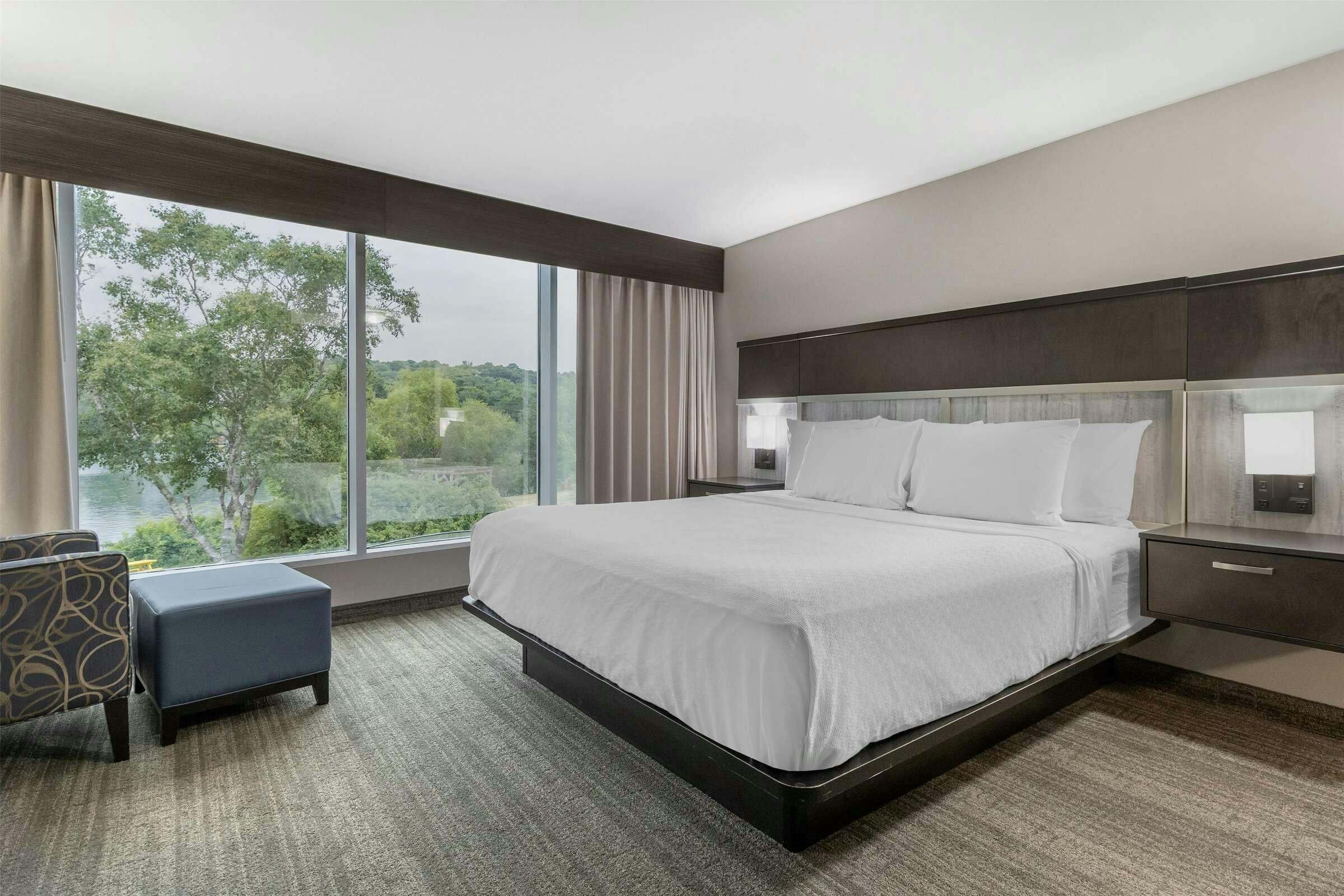 Best Western Plus Chocolate Lake Hotel