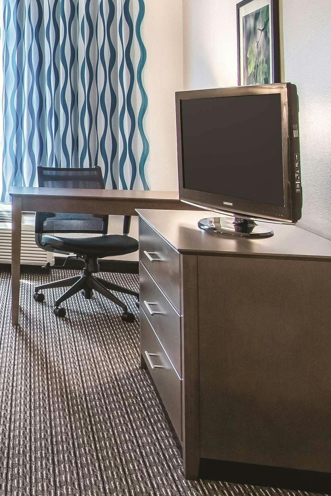 Hotel La Quinta Inn & Suites by Wyndham Orlando UCF photo 3