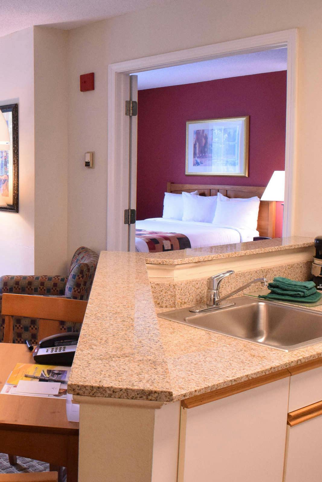 Hotel CrestHill Suites Syracuse photo 4