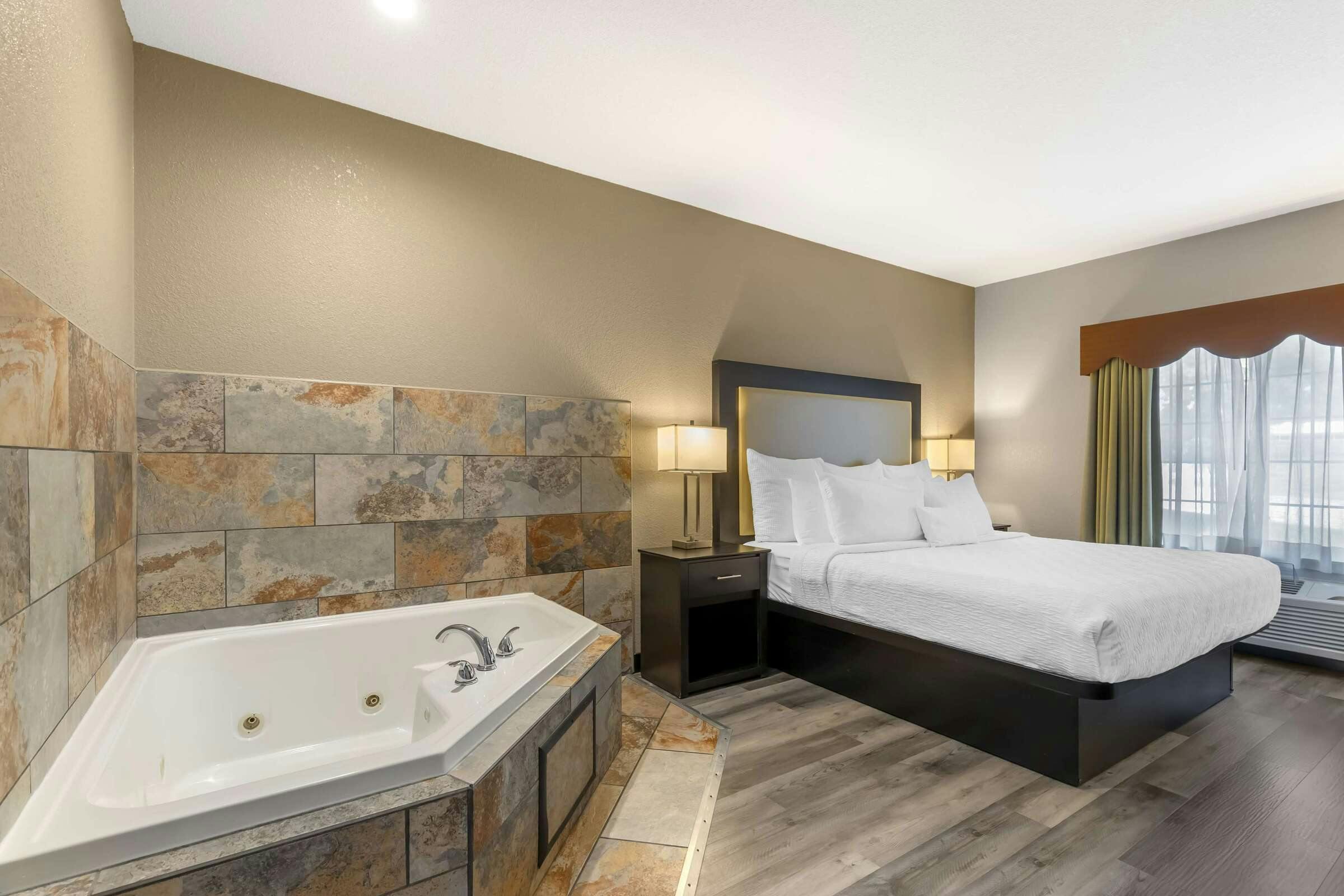 Best Western Plus Des Moines West Inn & Suites