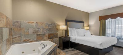 Best Western Plus Des Moines West Inn & Suites