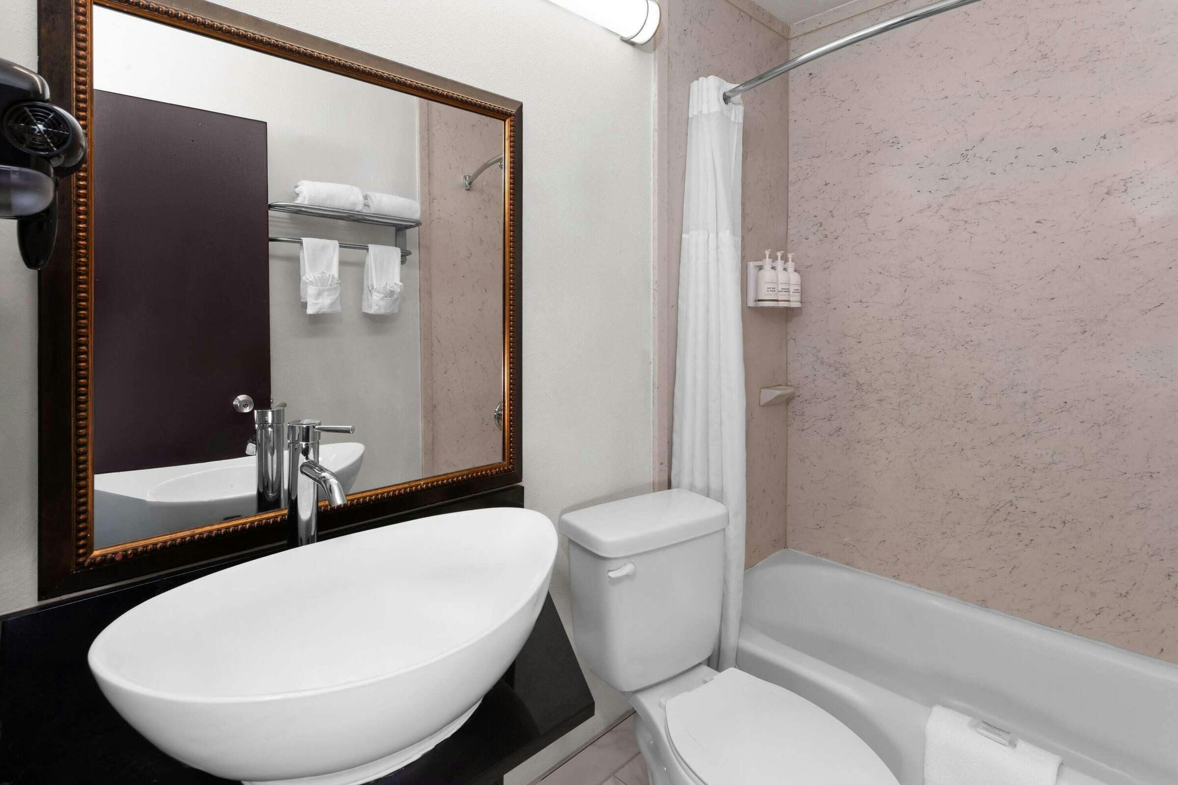 Hotel Travelodge Milwaukee photo 5