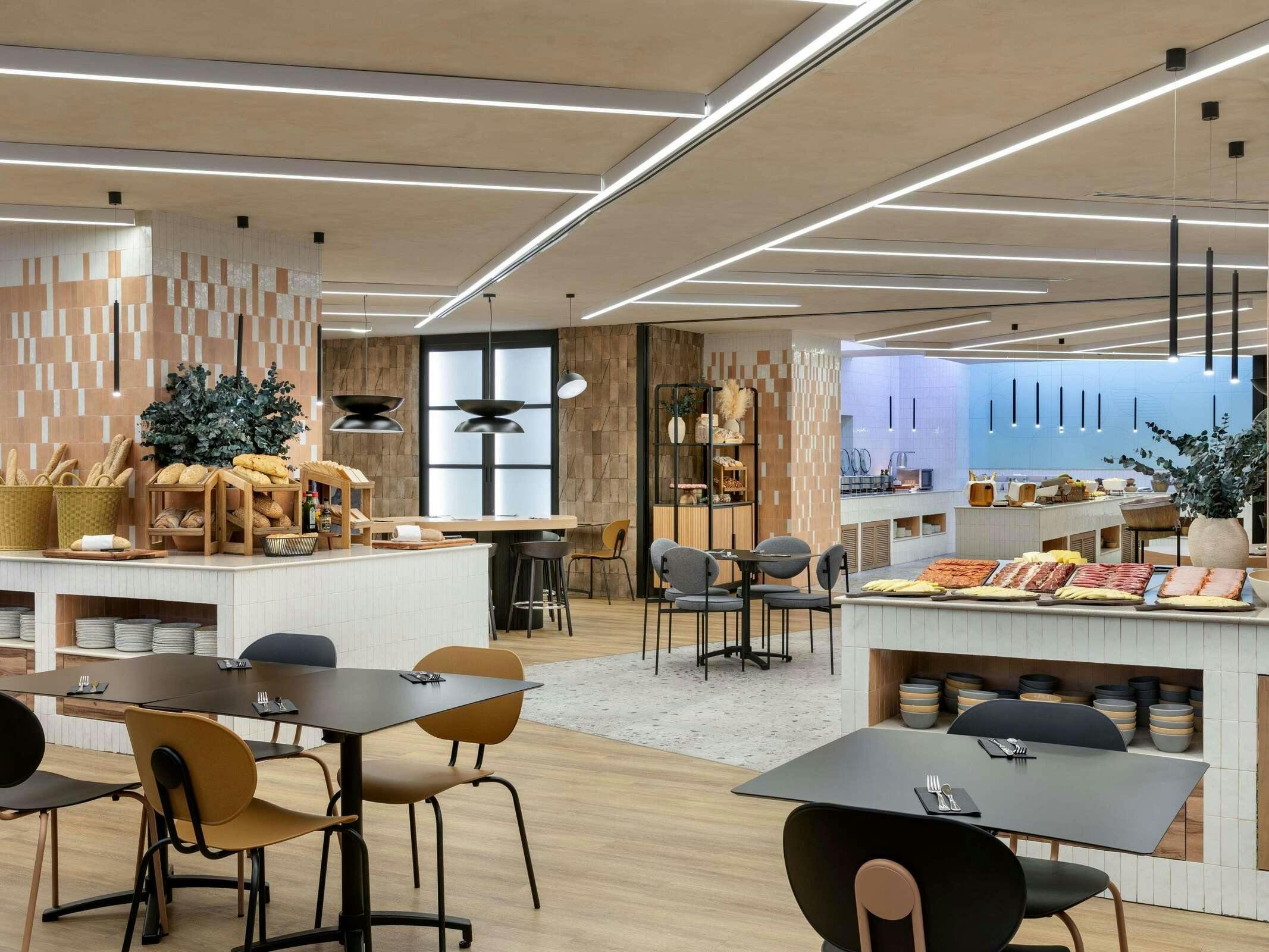 Hotel Novotel Valencia Lavant photo 4