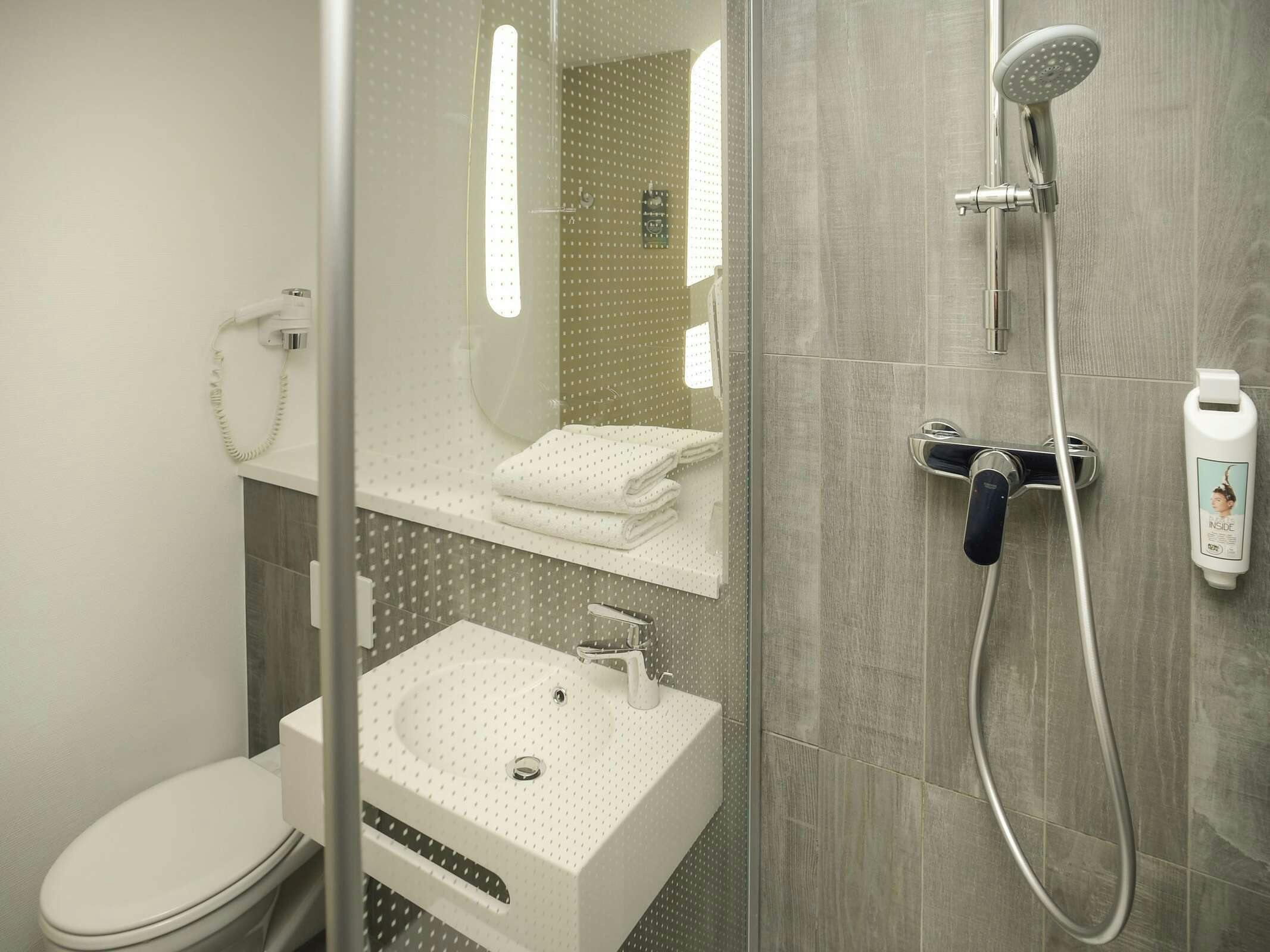 Hotel Ibis Lyon Gerland Rue Mérieux photo 4