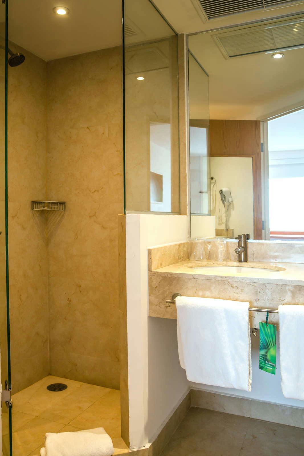 Hotel One Acapulco Costera photo 5