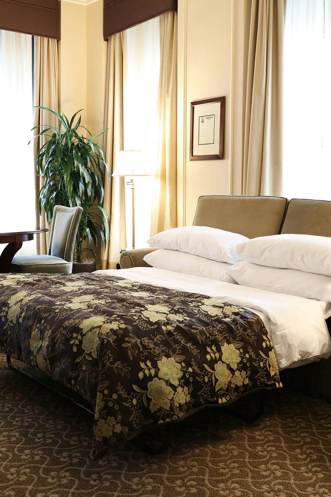 Hotel The Pfister Hotel - Parlor Room w/ Sleeper Sofa photo 1