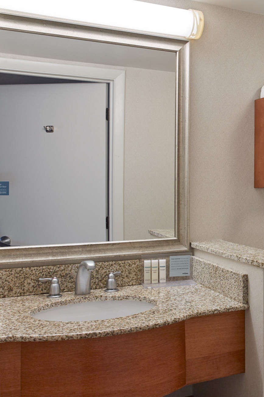 Hotel Hampton Inn Portland Airport photo 4