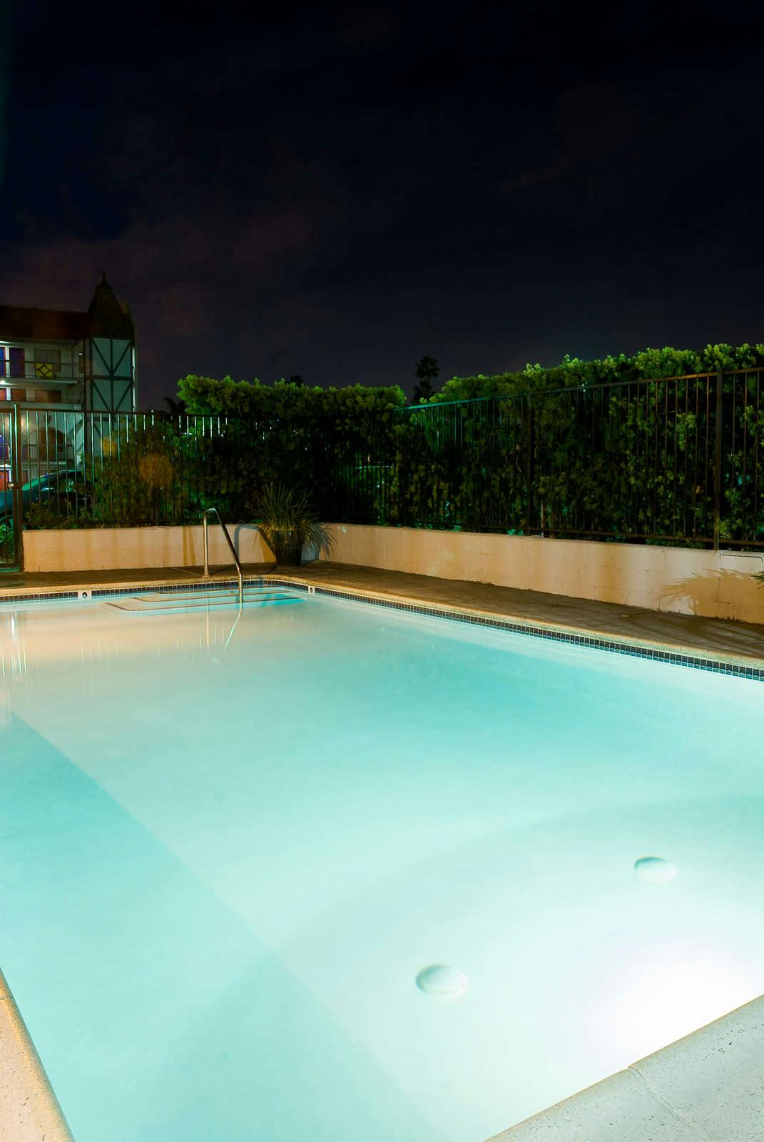 Hotel Castle Inn & Suites photo 1