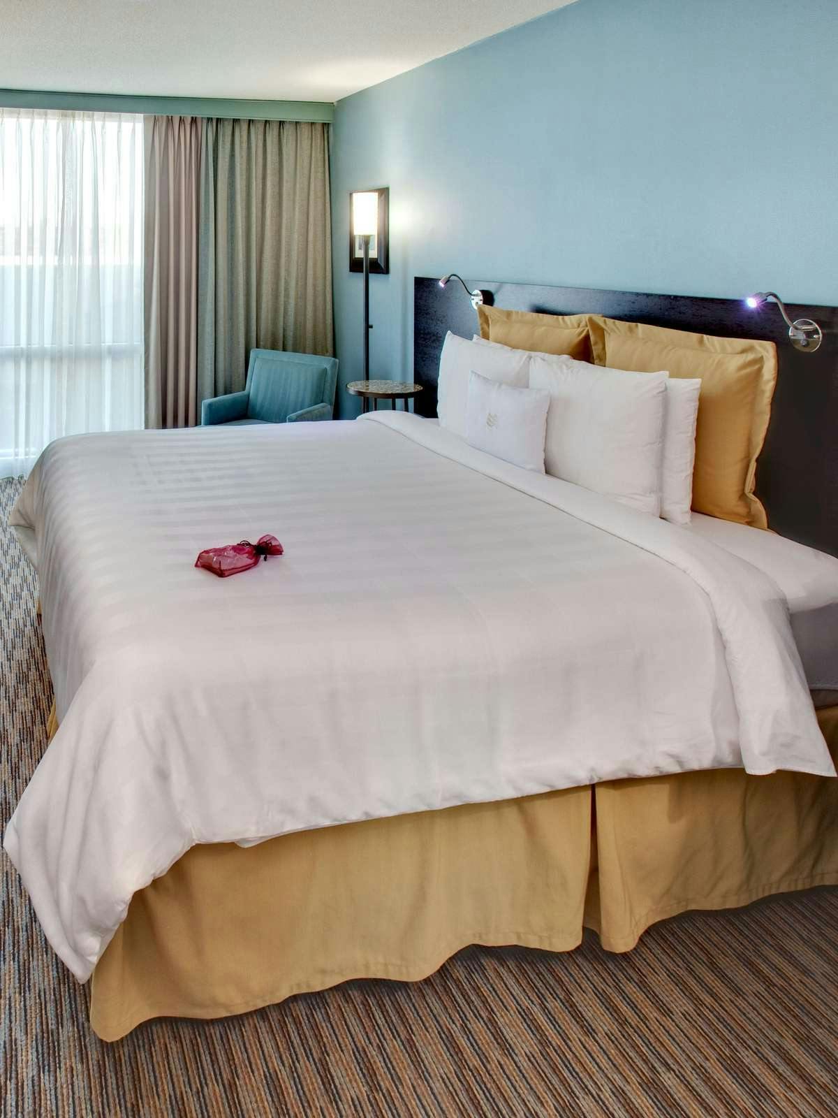 Hotel Crowne Plaza Lombard Downers Grove photo 1