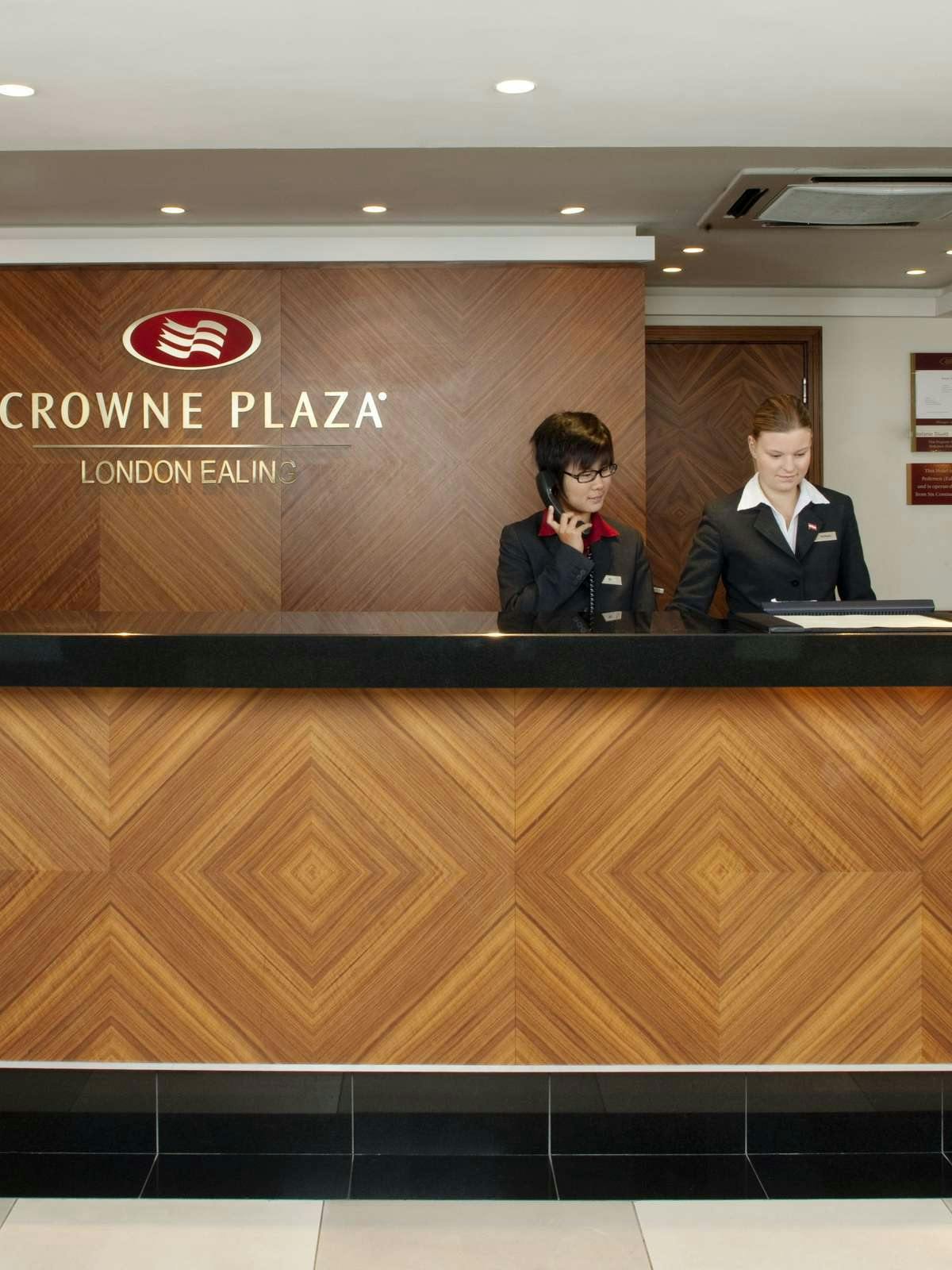 Hotel Crowne Plaza London Ealing photo 1