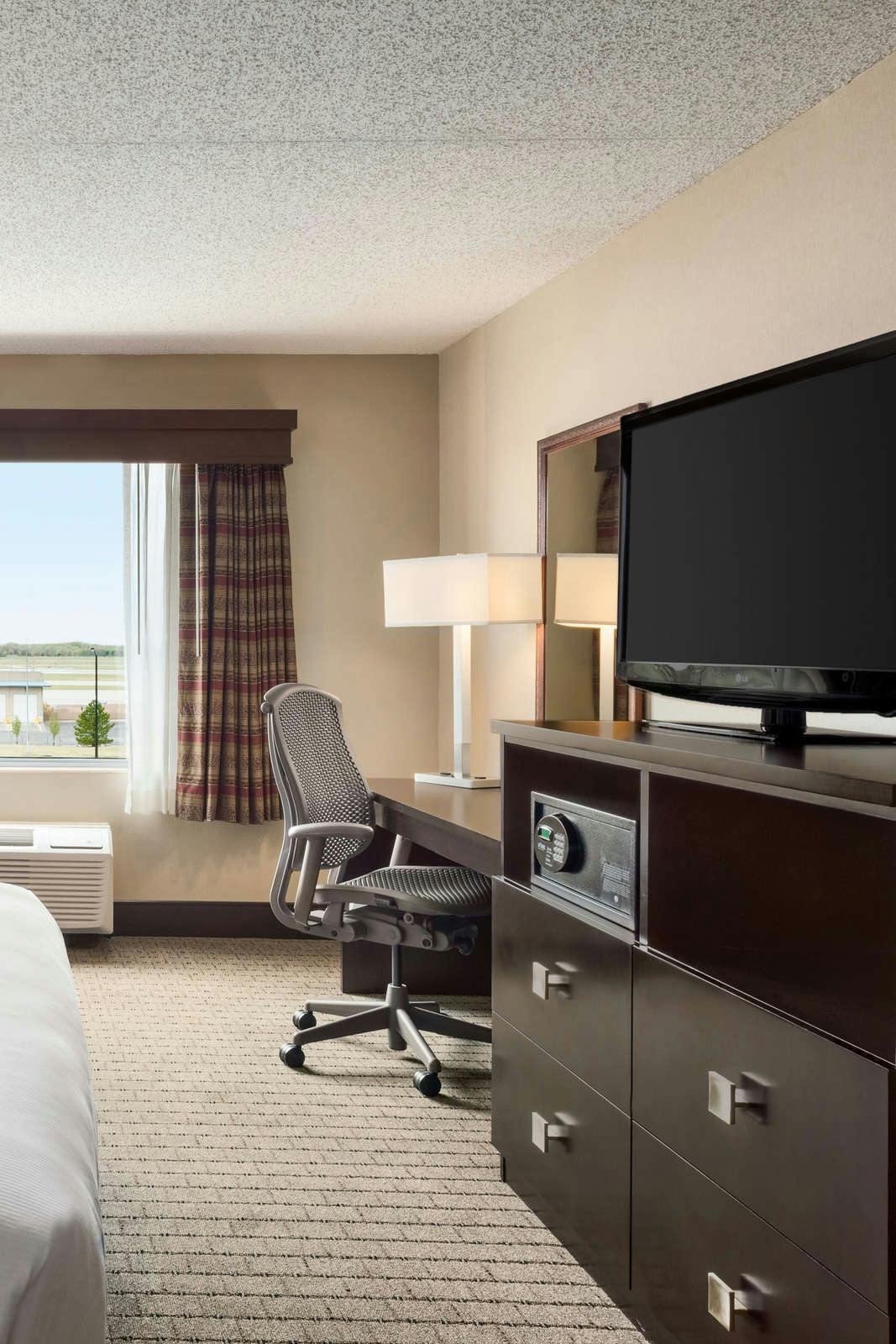 Hotel DoubleTree by Hilton Hotel Wichita Airport photo 4