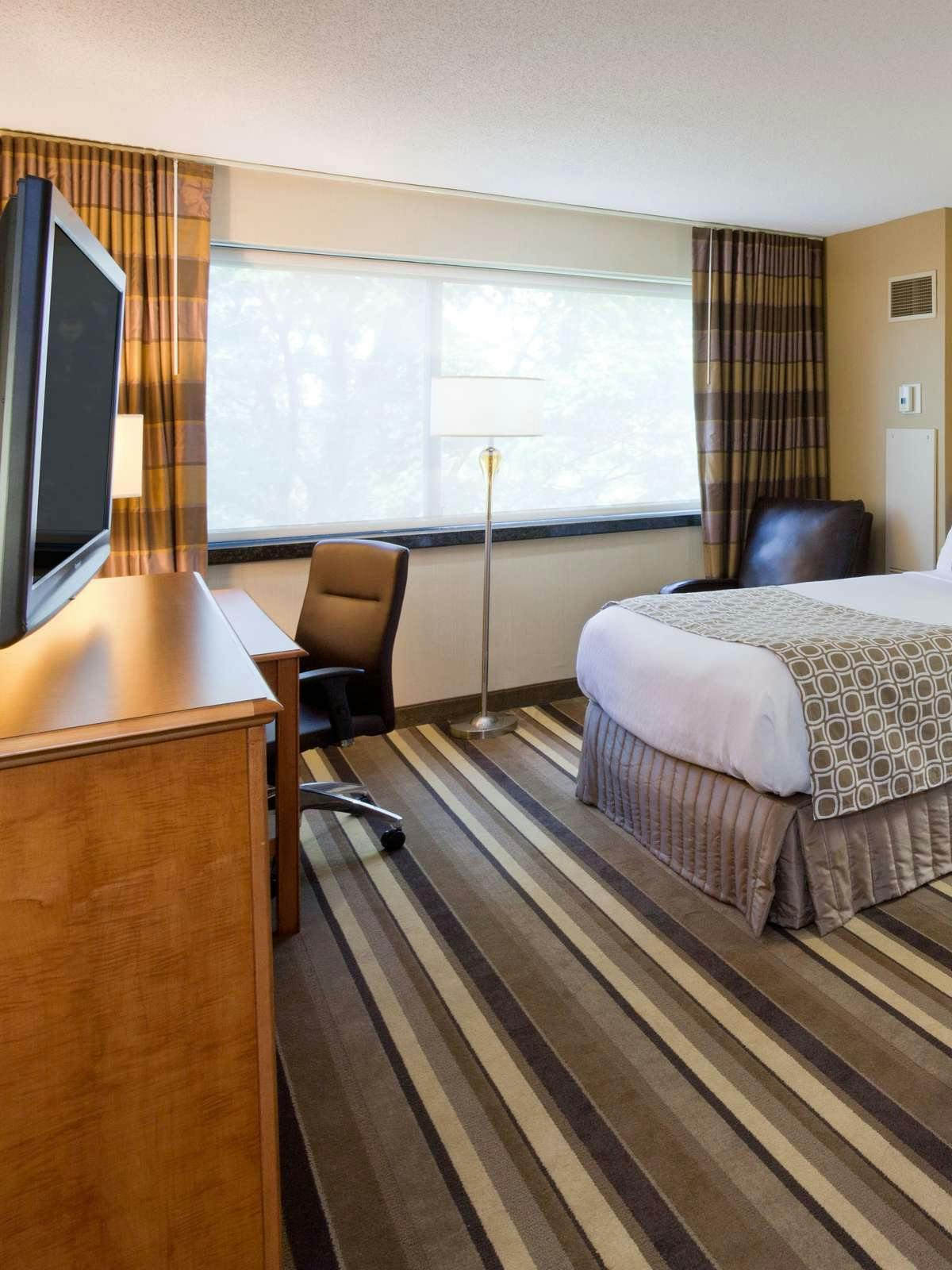 Hotel Crowne Plaza Minneapolis West photo 2