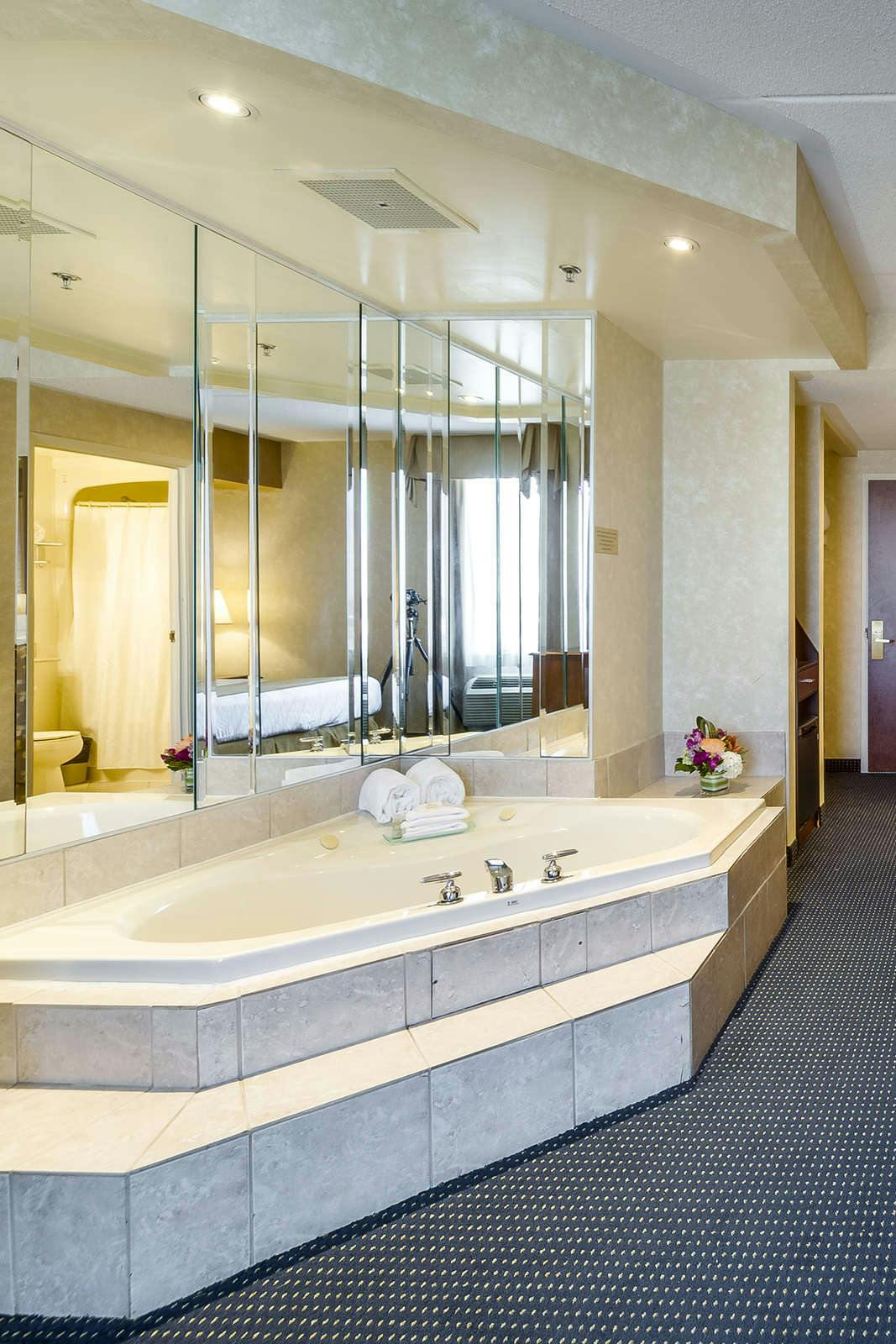 Hotel Monte Carlo Inn Airport Suites photo 3