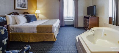 Monte Carlo Inn Airport Suites